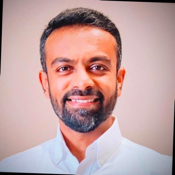 Portrait of Samkit Shah, family business advisor and founder of Aligned Pillars